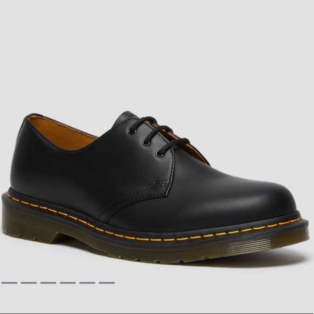 EUC DR. MARTENS SMOOTH LEATHER 3-EYE OXFORD SHOES